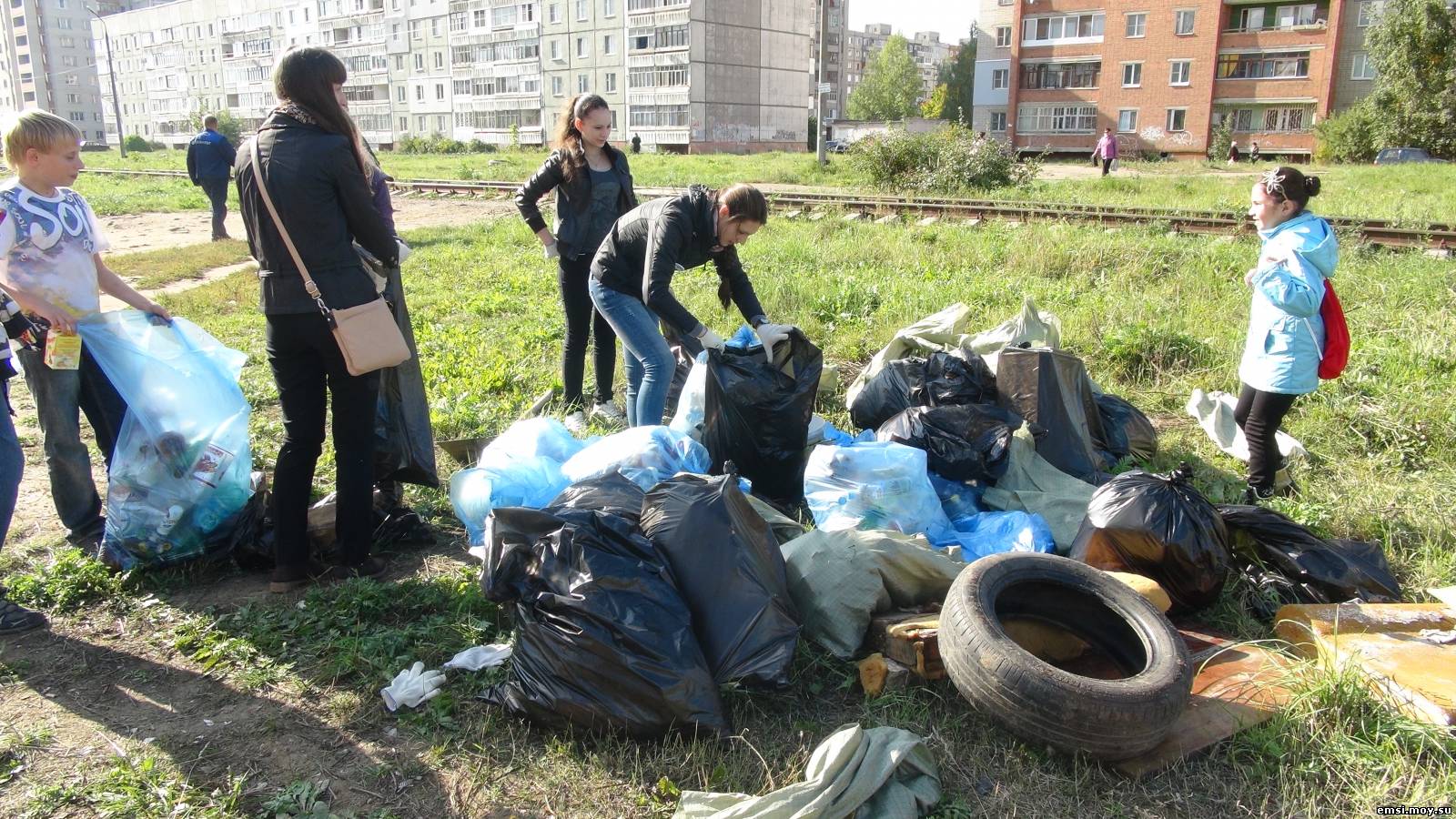 Очистка города. Уборка мусора в городе. Люди убирают мусор. Работников уборка мусора. Люди убирают мусор в городе.